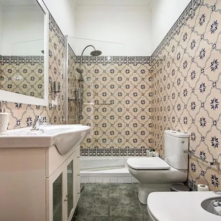 Bairro Alto Town House Sleeps 14 With Air Con And Wifi