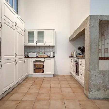 Bairro Alto Town House Sleeps 14 With Air Con And Wifi